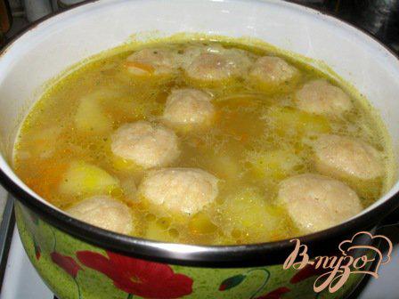 Фото приготовление рецепта: Суп с сырными  шариками шаг №5