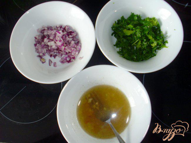 Фото приготовление рецепта: Картофельный салат с маслинами шаг №2