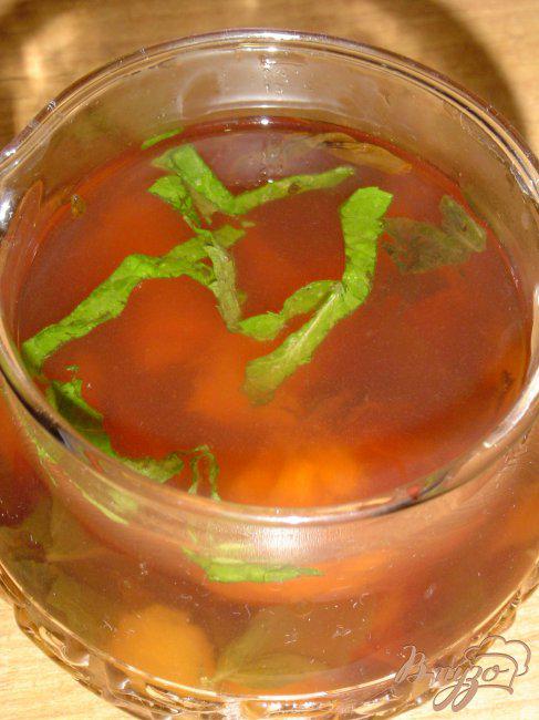 Фото приготовление рецепта: Чай зеленый с персиком, вишней и мятой шаг №2