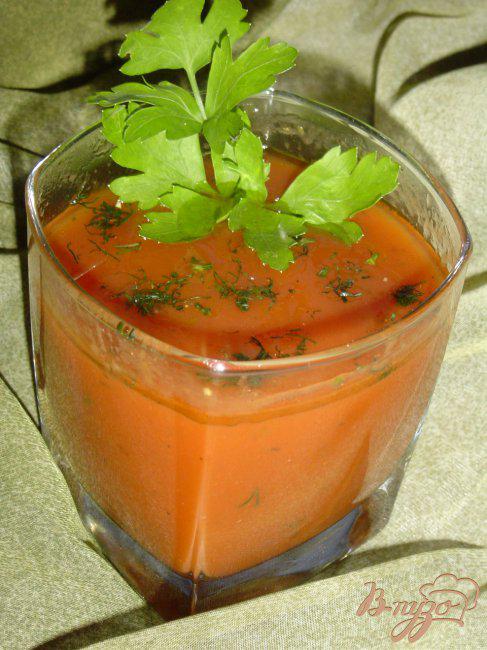 Фото приготовление рецепта: Напиток из томатного сока с укропом. шаг №3
