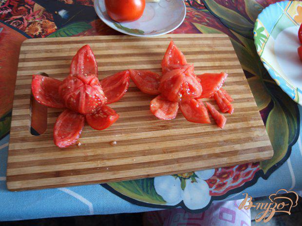 Фото приготовление рецепта: Закуска из помидор «Морские звёздочки» шаг №2