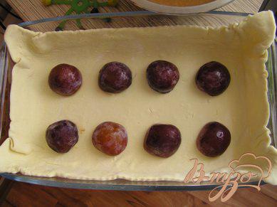 Фото приготовление рецепта: Яблочный пирог со сливами и корицей шаг №4