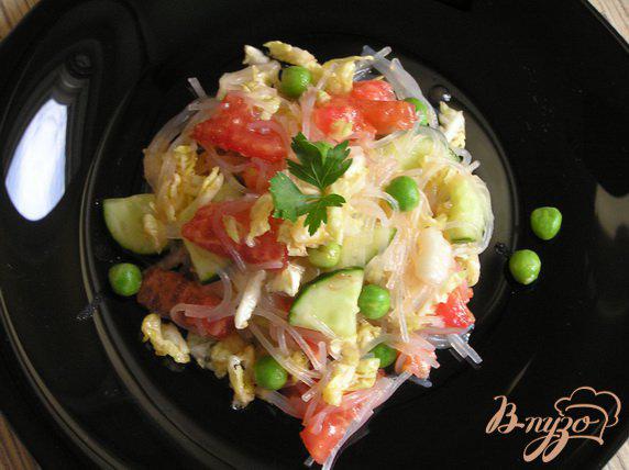 Фото приготовление рецепта: Овощной салат с фунчозой шаг №5