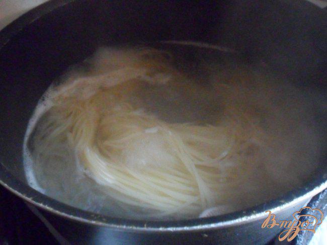 Фото приготовление рецепта: Спагетти с рыбой в сливках шаг №1