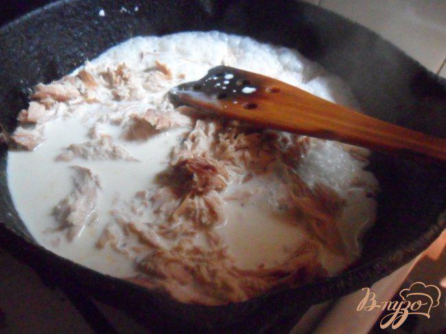 Фото приготовление рецепта: Спагетти с рыбой в сливках шаг №3
