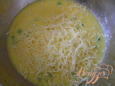 Фото приготовление рецепта: Омлет с курицей, сыром и зеленым горошком шаг №2