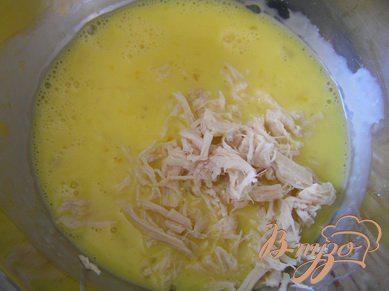 Фото приготовление рецепта: Омлет с курицей, сыром и зеленым горошком шаг №1