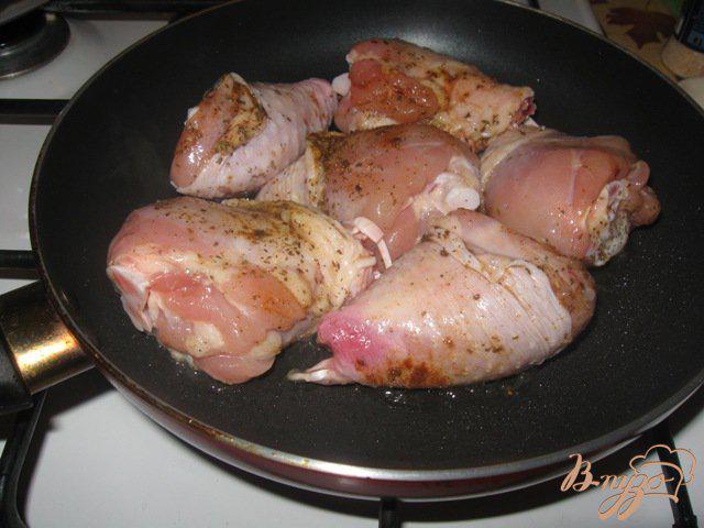 Фото приготовление рецепта: Сочная и нежная курица в пиве шаг №3