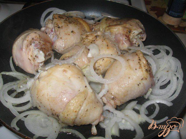 Фото приготовление рецепта: Сочная и нежная курица в пиве шаг №4