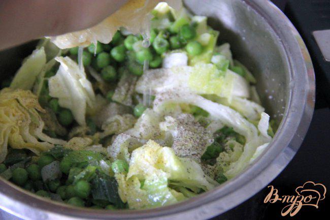 Фото приготовление рецепта: Тёплый салат из зелёного горошки и салата айсберг шаг №4