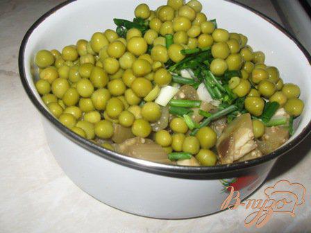 Фото приготовление рецепта: Салат с баклажанами и зеленым горошком «Ирина» шаг №5