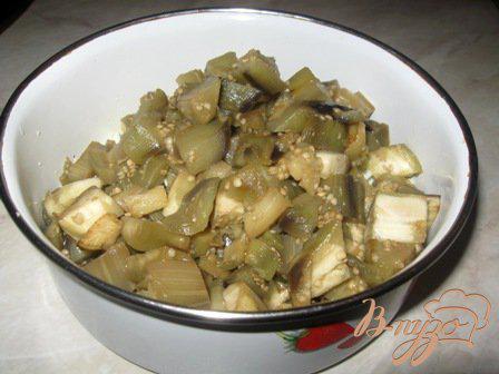 Фото приготовление рецепта: Салат с баклажанами и зеленым горошком «Ирина» шаг №3