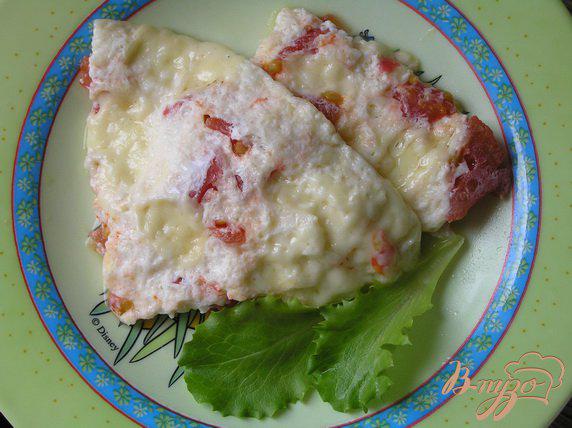Фото приготовление рецепта: Омлет с сыром и помидорами шаг №3