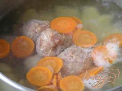 Фото приготовление рецепта: Суп с мясными шариками шаг №6