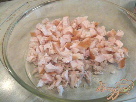 Фото приготовление рецепта: Салат с копченой куриной грудкой «Чешский» шаг №2