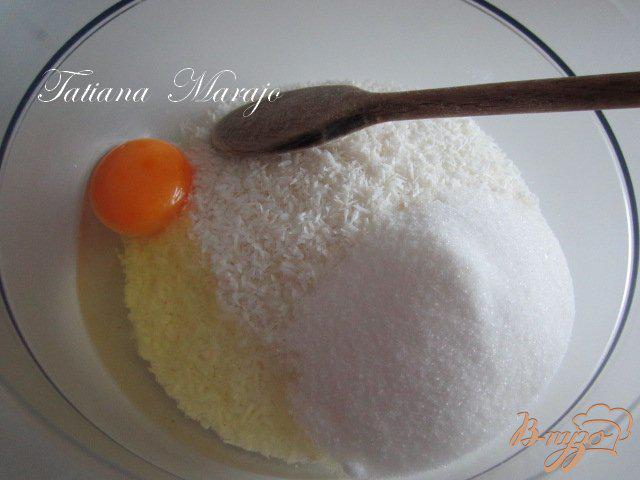Фото приготовление рецепта: Кокосовые роше на десерт шаг №1