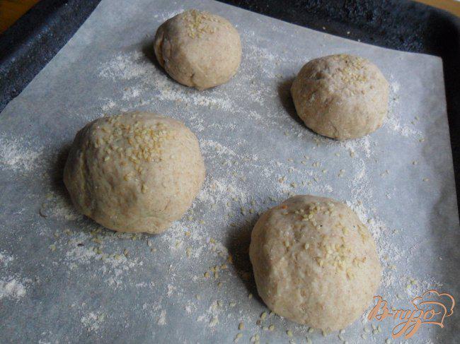 Фото приготовление рецепта: Хлебные булочки с цельнозерновой мукой шаг №6