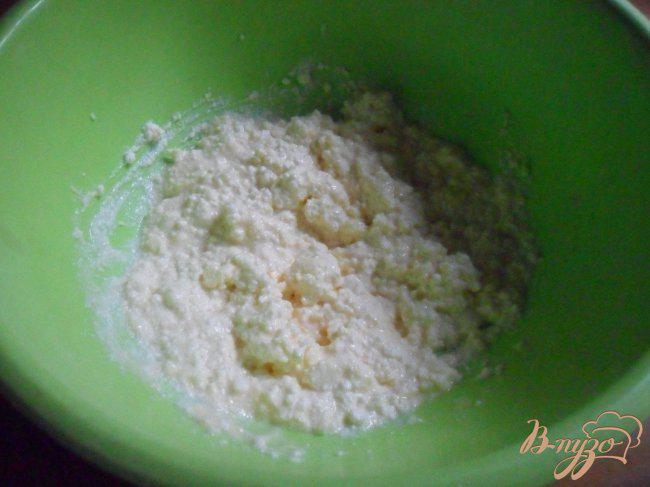 Фото приготовление рецепта: Пирожки с рисом, яйцом и зелёным луком шаг №4