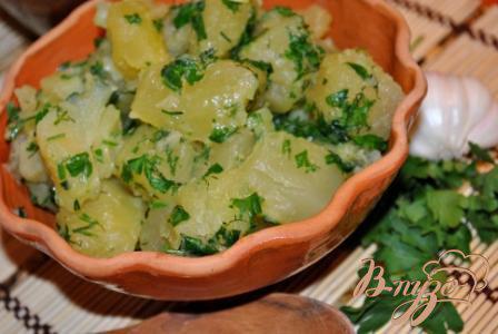 Фото приготовление рецепта: Молодой картофель с чесноком и зеленью шаг №4