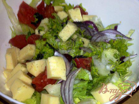 Фото приготовление рецепта: Салат с айсбергом, помидорами и моцарелой шаг №6