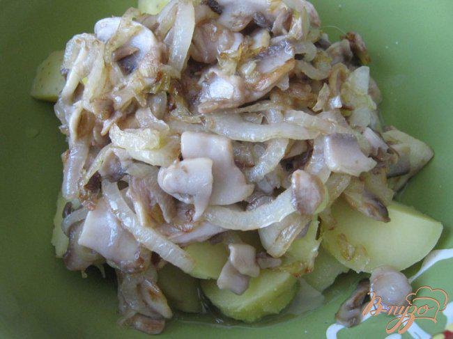 Фото приготовление рецепта: Тёплый салат с картофелем «Лето в деревне» шаг №6