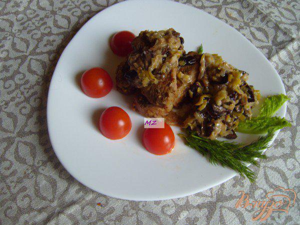 Фото приготовление рецепта: Свинина запеченная в рукаве с соусом из лука порея и чернослива шаг №7