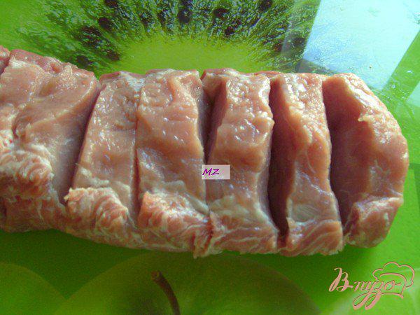 Фото приготовление рецепта: Свинина запеченная в рукаве с соусом из лука порея и чернослива шаг №2