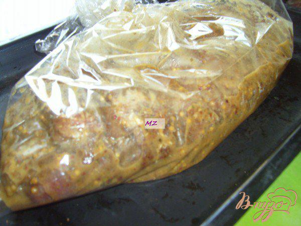 Фото приготовление рецепта: Свинина запеченная в рукаве с соусом из лука порея и чернослива шаг №6