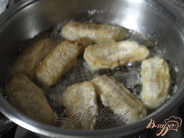Фото приготовление рецепта: Бананы в кляре шаг №3