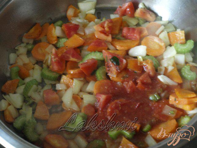 Фото приготовление рецепта: Фассолада - греческий фасолевый суп шаг №2
