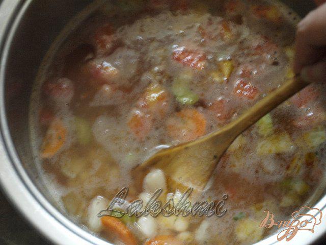 Фото приготовление рецепта: Фассолада - греческий фасолевый суп шаг №3
