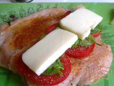 Фото приготовление рецепта: Куриное филе  с томатами и базиликом шаг №4