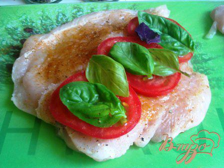 Фото приготовление рецепта: Куриное филе  с томатами и базиликом шаг №3