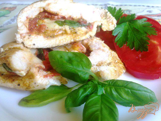 Фото приготовление рецепта: Куриное филе  с томатами и базиликом шаг №7