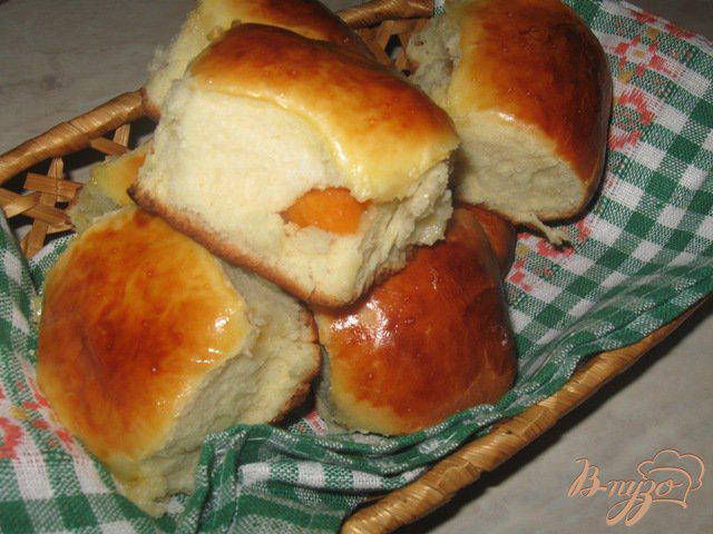 Фото приготовление рецепта: Сдобные булочки с абрикосами шаг №6