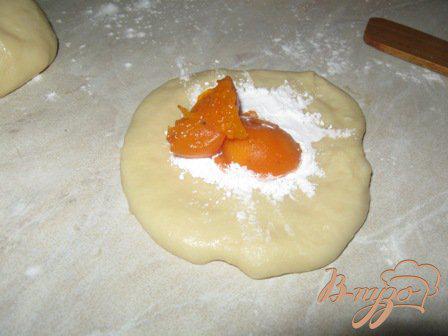 Фото приготовление рецепта: Сдобные булочки с абрикосами шаг №2