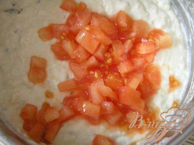 Фото приготовление рецепта: Закусочные маффины с томатами шаг №1