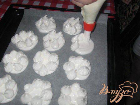 Фото приготовление рецепта: Пирожное безе со сливками «Цветок» шаг №3