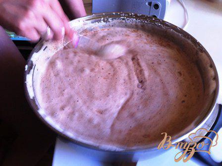 Фото приготовление рецепта: Шварцвальдский вишневый торт («Черный лес») шаг №5