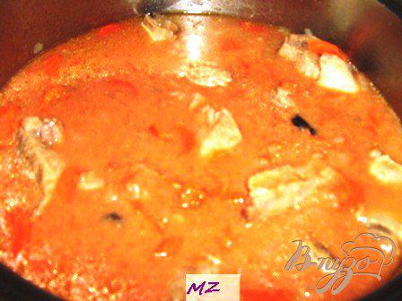 Фото приготовление рецепта: Телячьи ребрышки с соусом и черносливом шаг №4