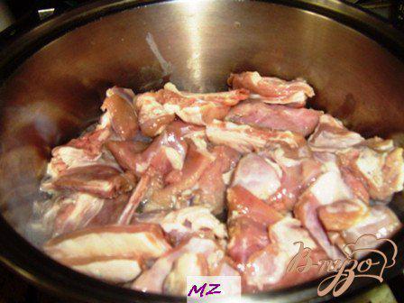Фото приготовление рецепта: Телячьи ребрышки с соусом и черносливом шаг №2