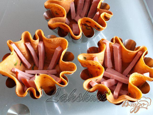 Фото приготовление рецепта: Яичница с ветчиной в томатных блинчиках для любимого шаг №1