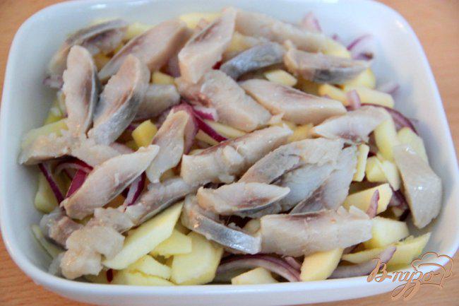 Фото приготовление рецепта: Салат из картофеля, сельди  и яблока шаг №2