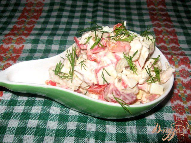 Фото приготовление рецепта: Салат с крабовым мясом и куриной грудкой «Коралл» шаг №3