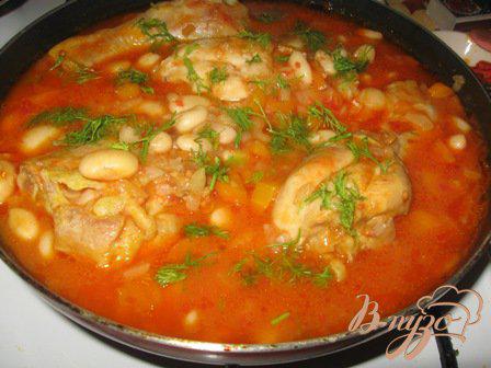 Фото приготовление рецепта: Курица с фасолью в томатно-чесночном соусе. шаг №6
