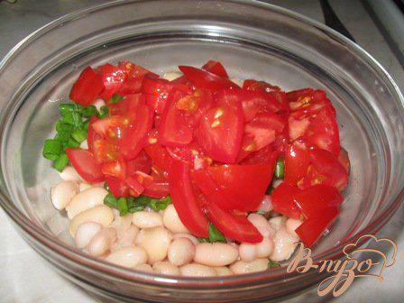 Фото приготовление рецепта: Салат из помидор с фасолью шаг №3