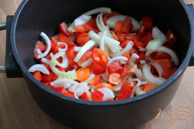 Фото приготовление рецепта: Мясные шарики в пряном томатном соусе с фетой шаг №3