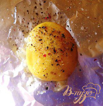 Фото приготовление рецепта: Картофель в фольге шаг №4