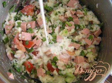 Фото приготовление рецепта: Рисовая запеканка с ветчиной, зеленью и помидорами шаг №5