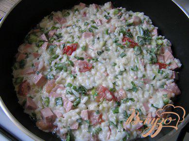 Фото приготовление рецепта: Рисовая запеканка с ветчиной, зеленью и помидорами шаг №6